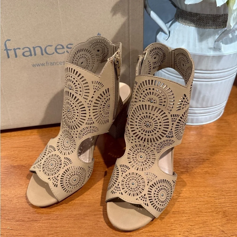 FRANCESCAS Bendetti scalloped Women's Tan Block Heel Sandals/size 6